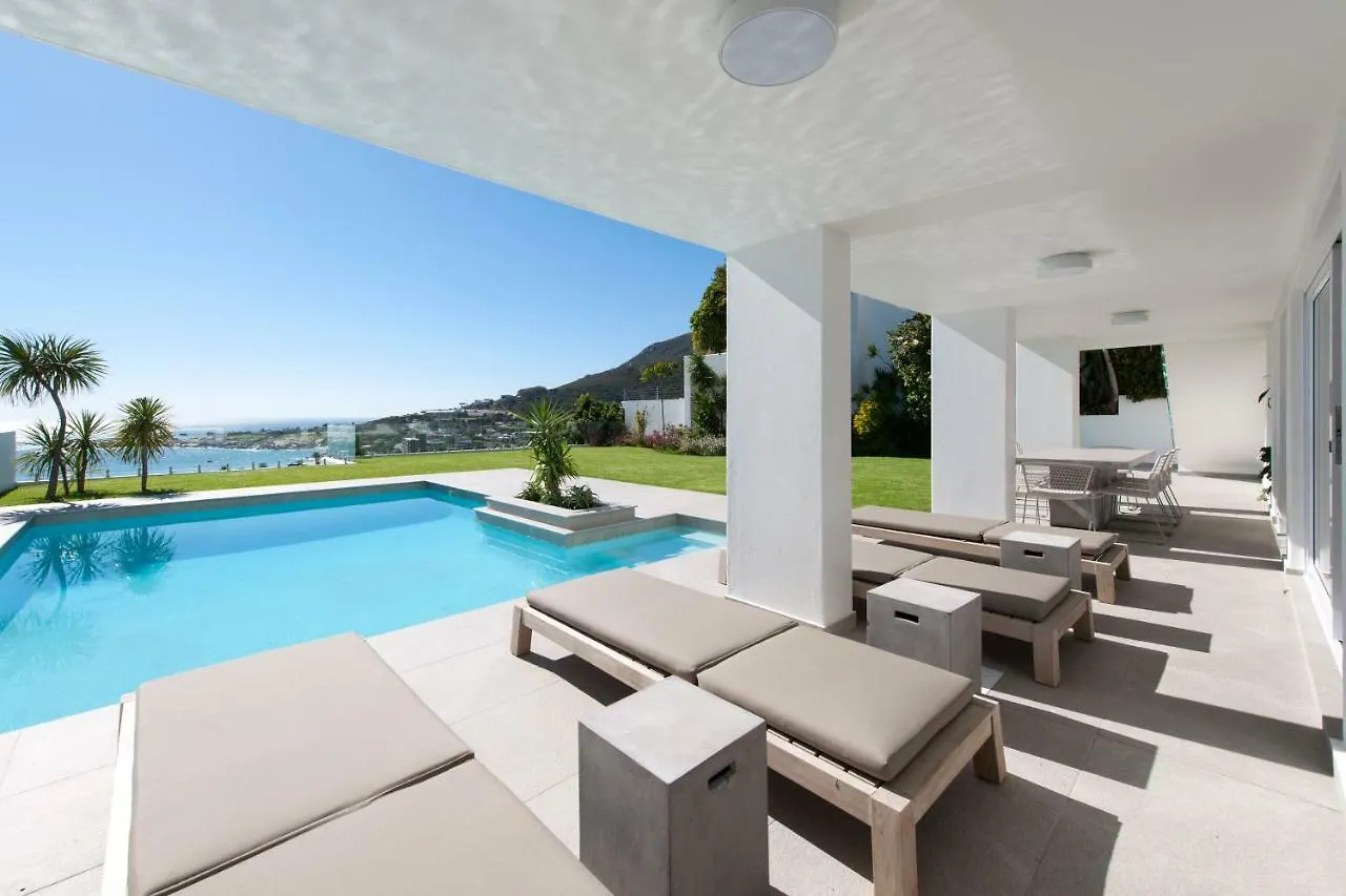 Sandpiper House: Stunning Ocean Views, Heated Pool & Large Garden Κέιπ Τάουν
