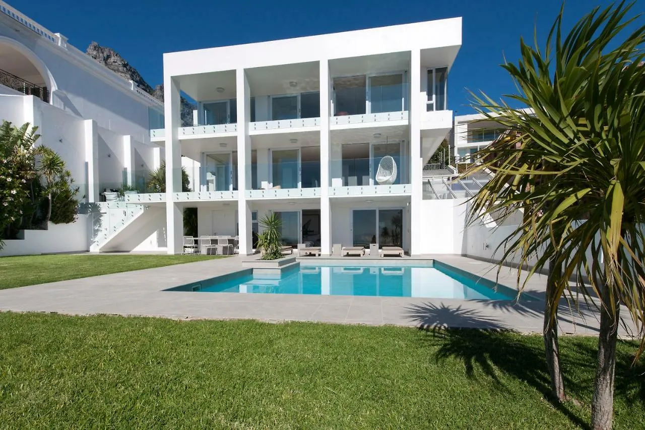 Sandpiper House: Stunning Ocean Views, Heated Pool & Large Garden Κέιπ Τάουν